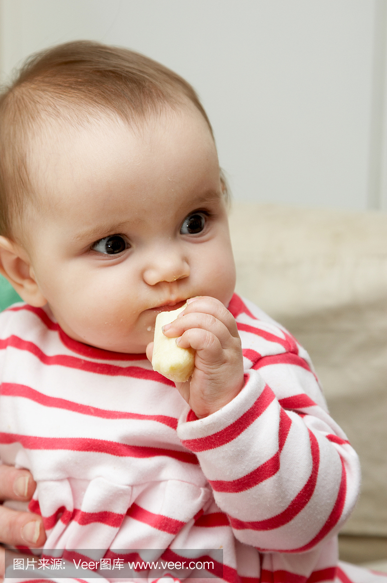 明亮的眼睛一岁的女孩吃香蕉