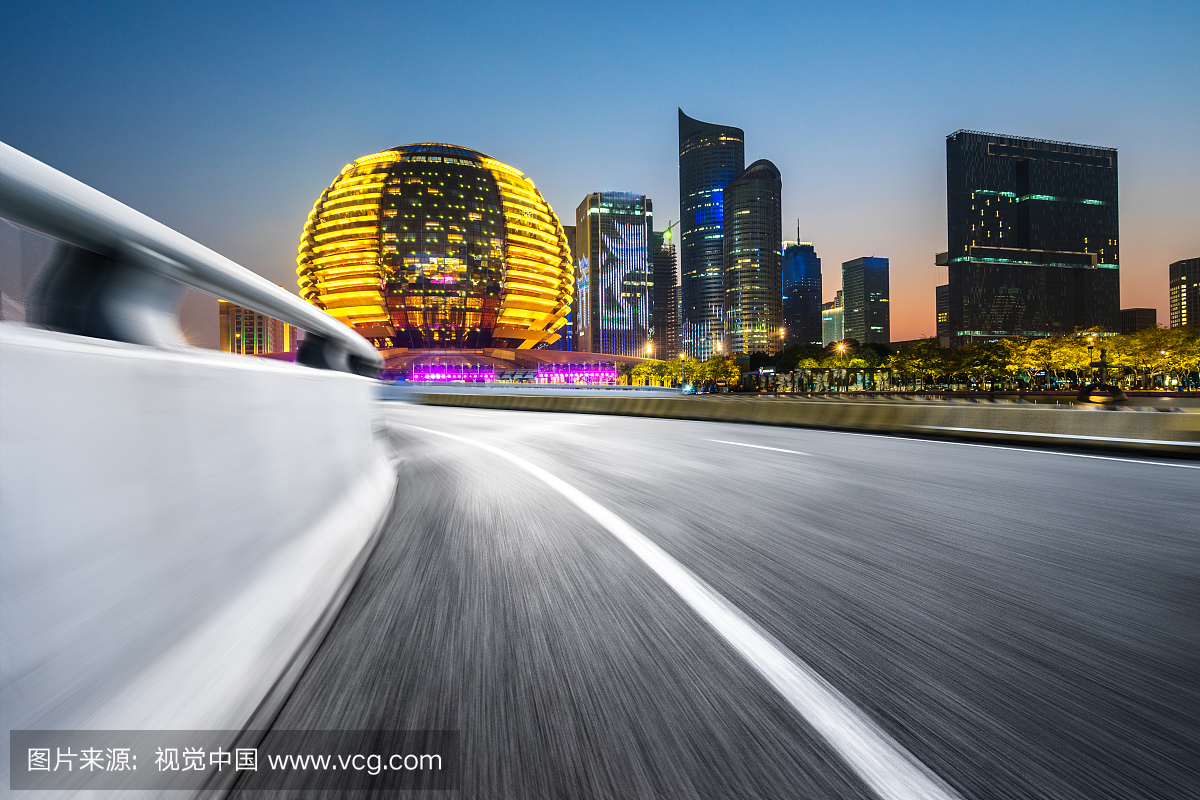 城市天际线和柏油马路