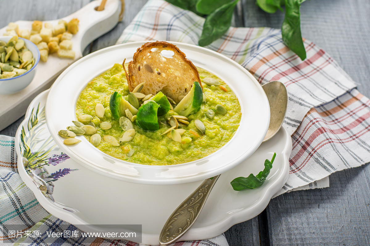 厚的蔬菜汤泥浆与布鲁塞尔芽菜,油煎面包子,南瓜籽