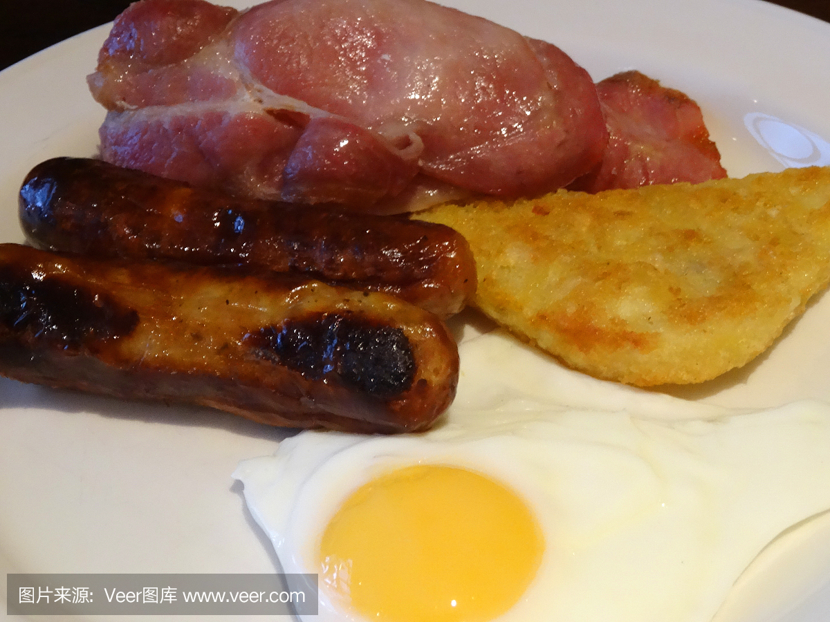 全英文油炸早餐,香肠,培根,油煎的鸡蛋,散发棕色