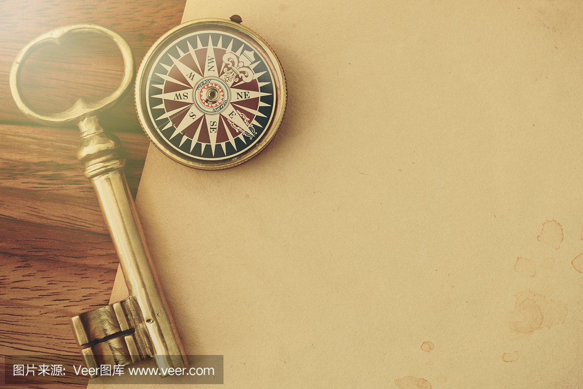 古董钥匙和指南针在木桌上