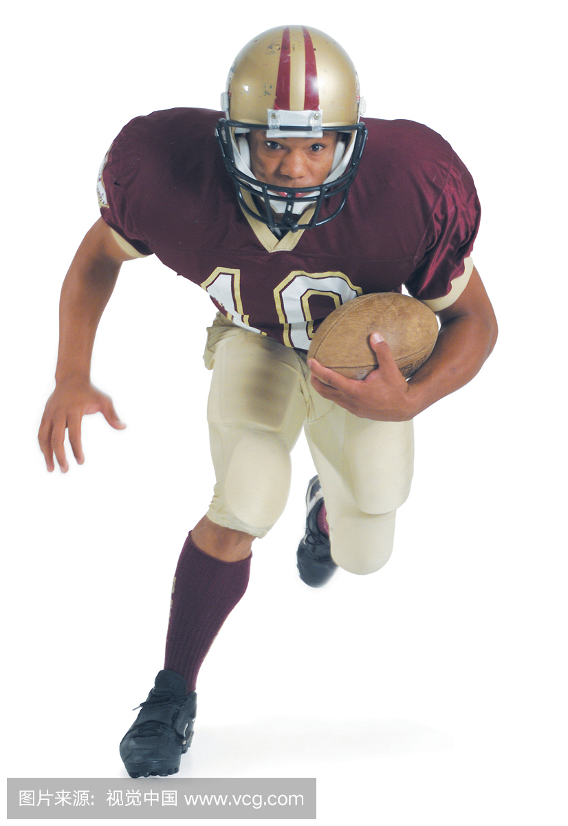 穿着红色和白色的足球制服的非裔美国人正在靠