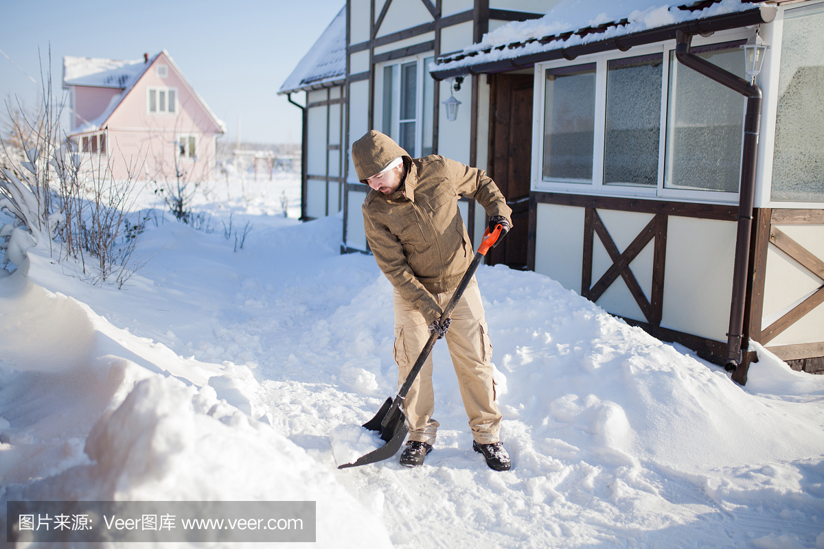 冬季活动,铲雪的年轻人。