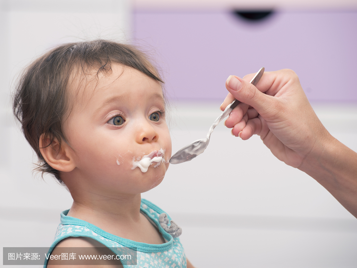婴儿吃酸奶。