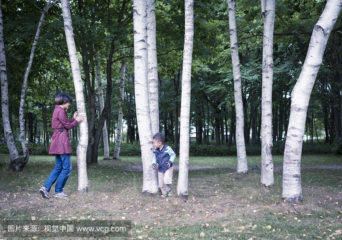 孩子和妈妈玩捉迷藏的游戏。
