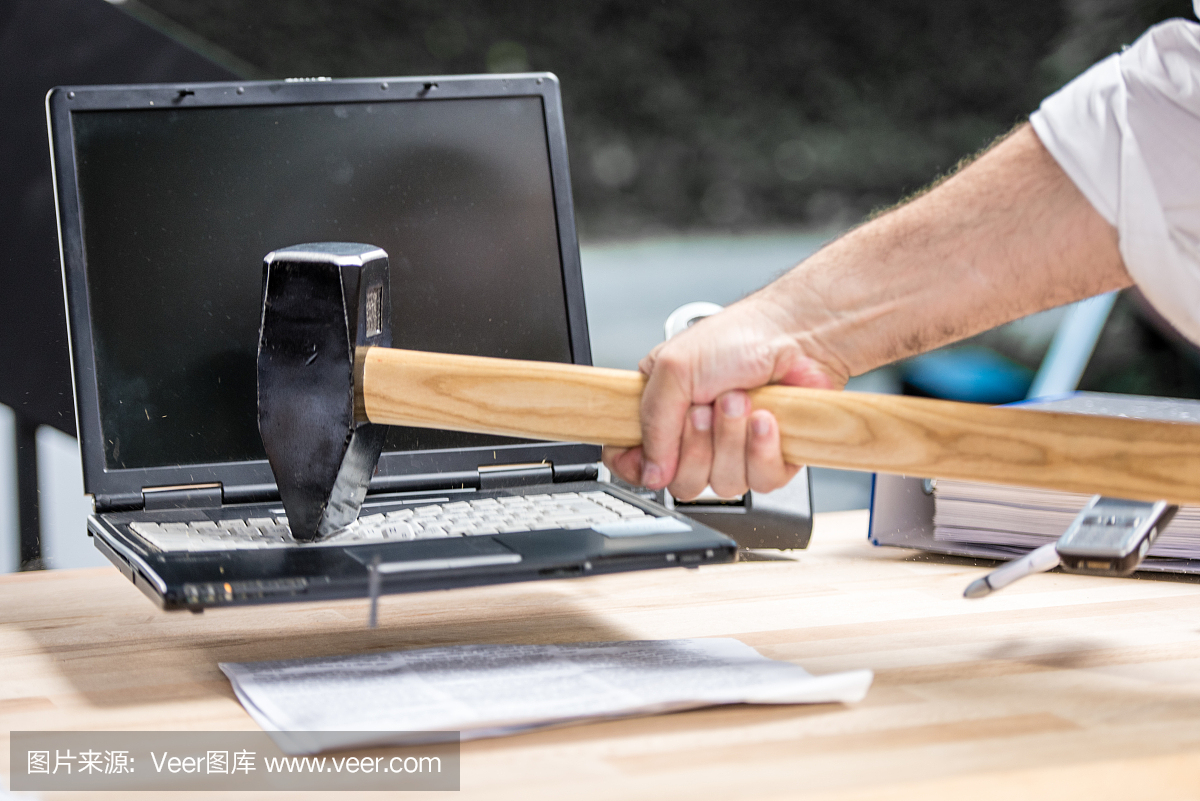 科技焦虑,恐惧新事物,信息过载,大锤
