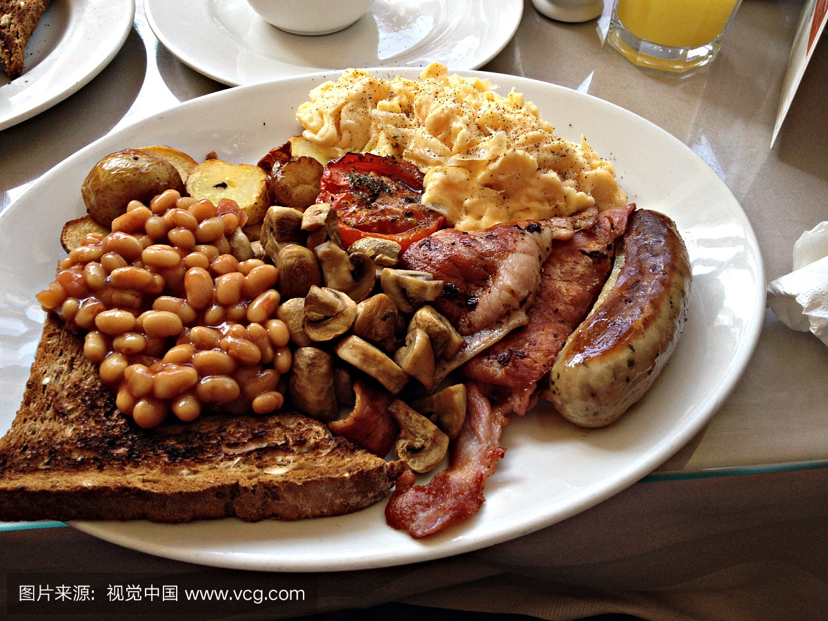 英文早餐在桌上的高角度视图