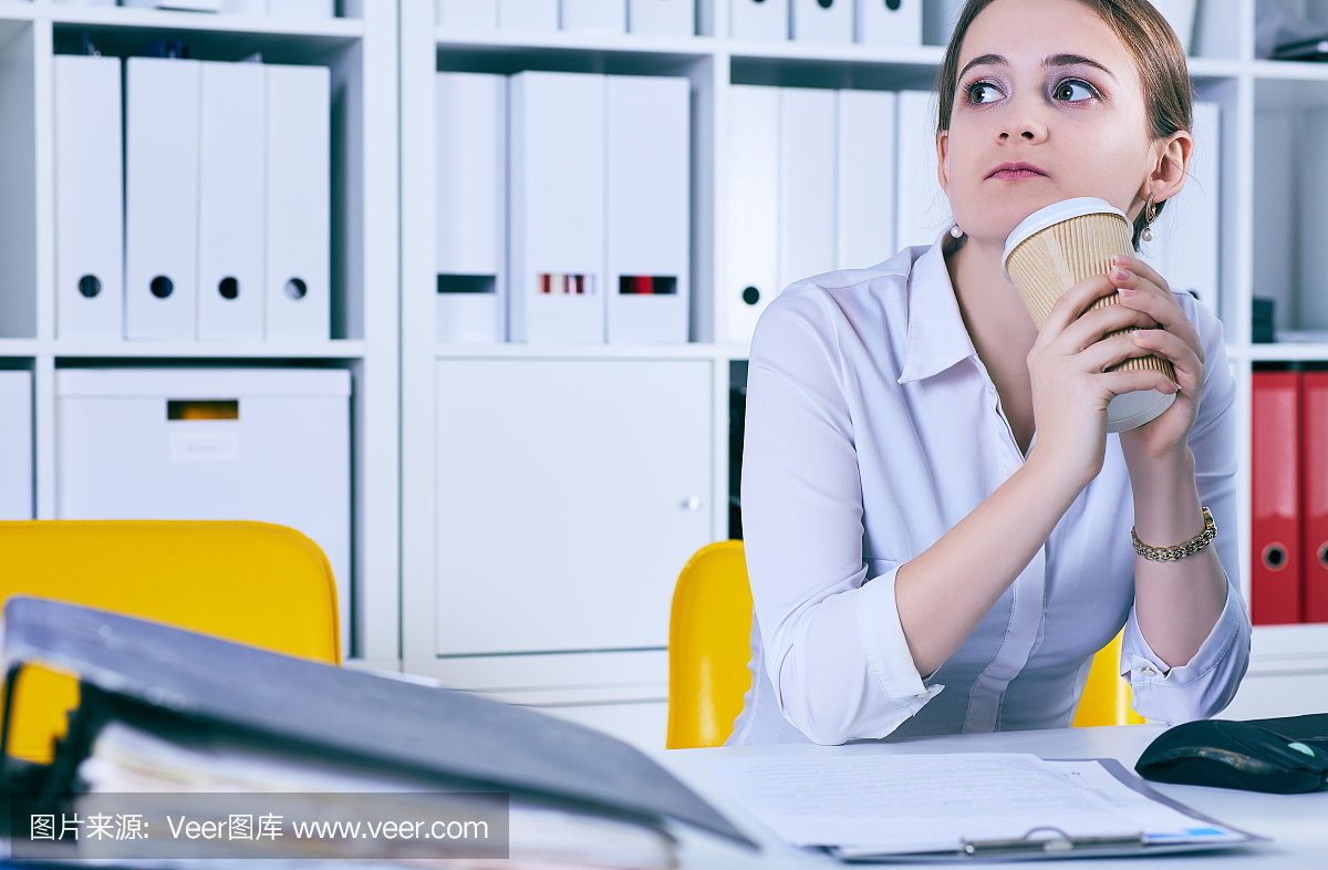 很多工作都在等着韩国人用咖啡做梦的女人。度