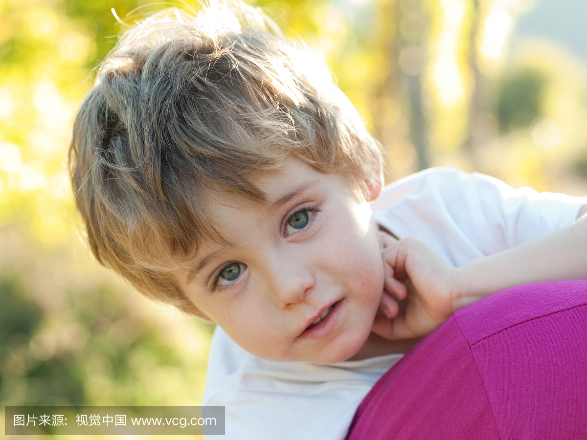 可爱的小孩与蓝眼睛的特写镜头