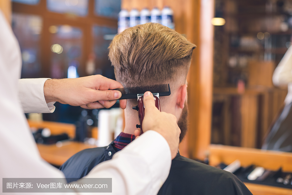 在理发店头发护理服务概念的年轻男子