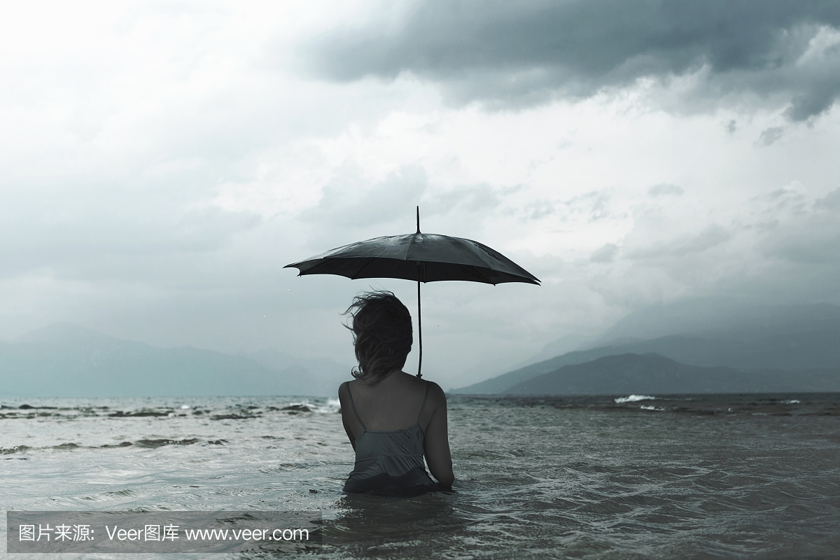 梦见伞等待风暴入海的女人