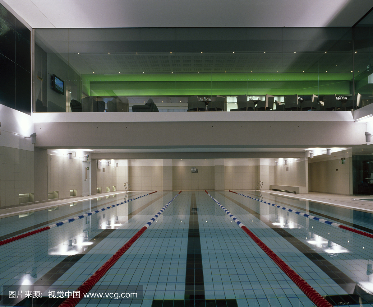 切尔西俱乐部,富勒姆路,伦敦。游泳池瞥见餐厅