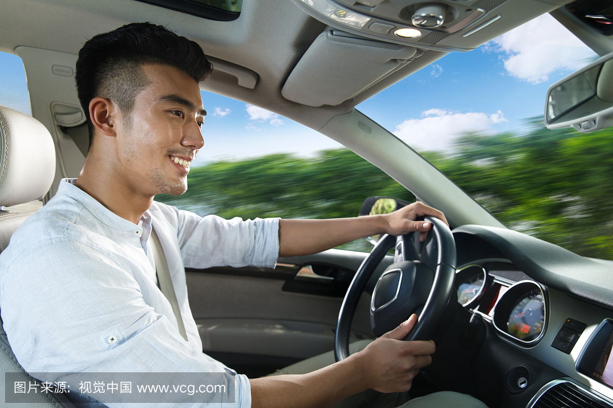 青年男人驾车