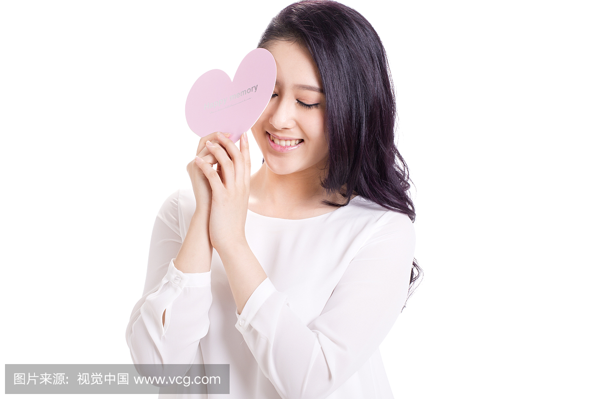 拿着祝福卡片的青年女人