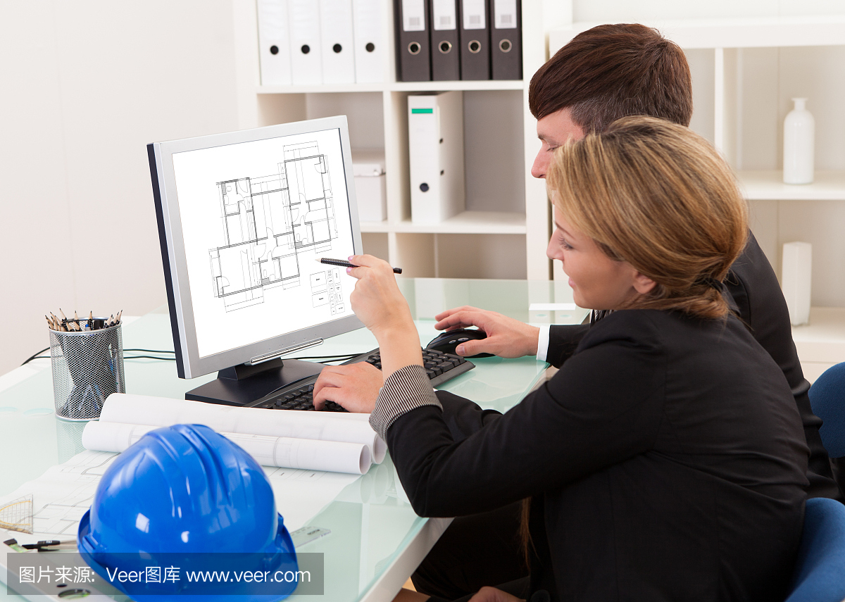 两名建筑师或结构工程师