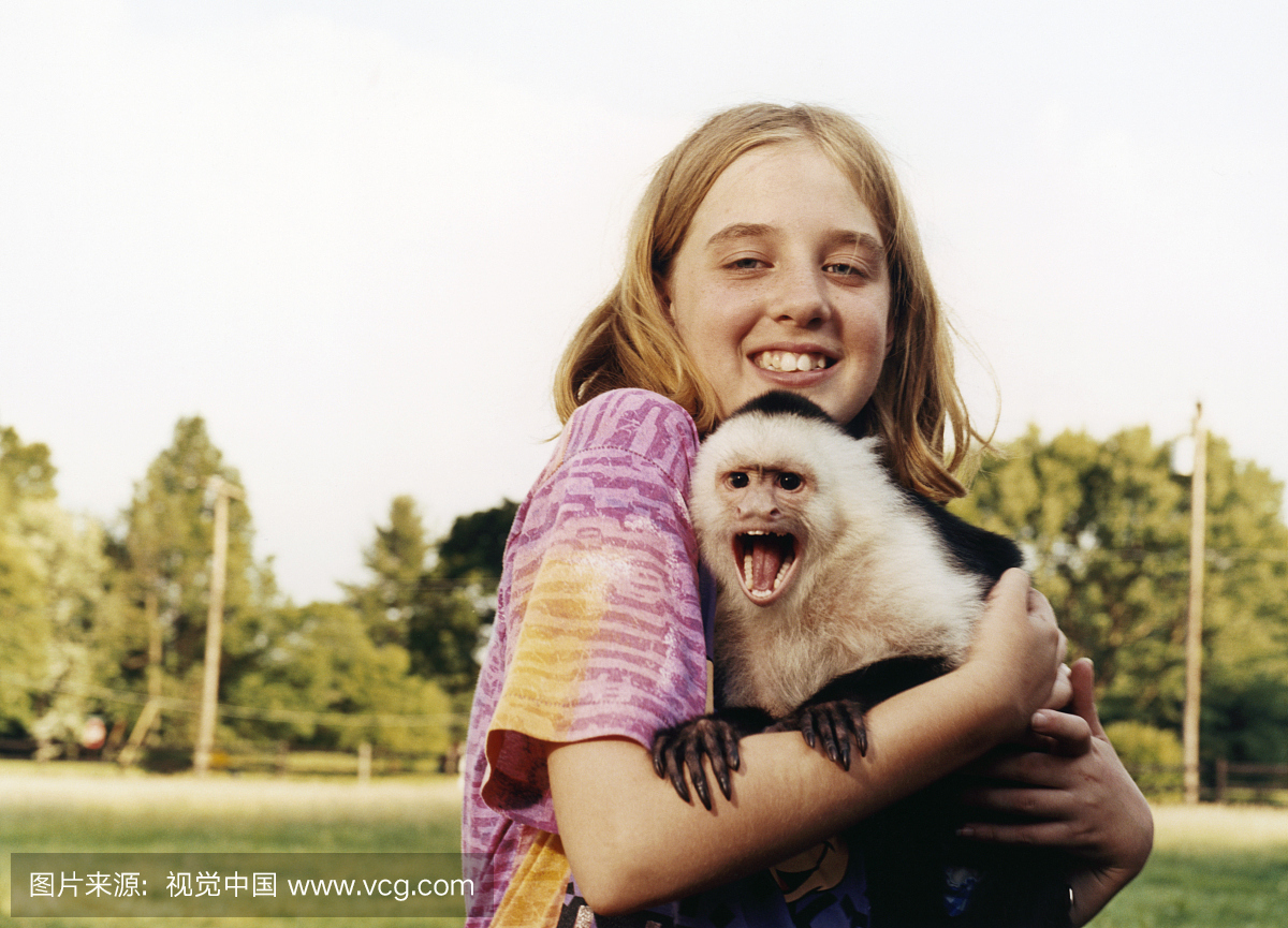 拿着女生的女孩的闹猴子图片
