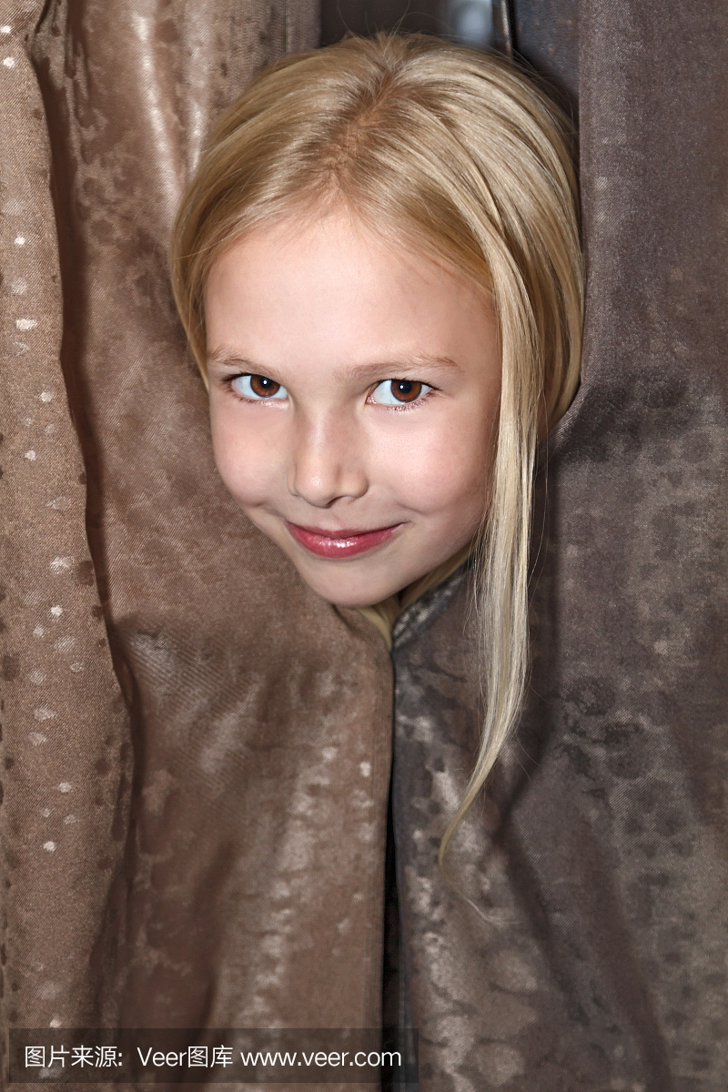 因为窗帘,小女孩在隐藏寻求中看起来不错