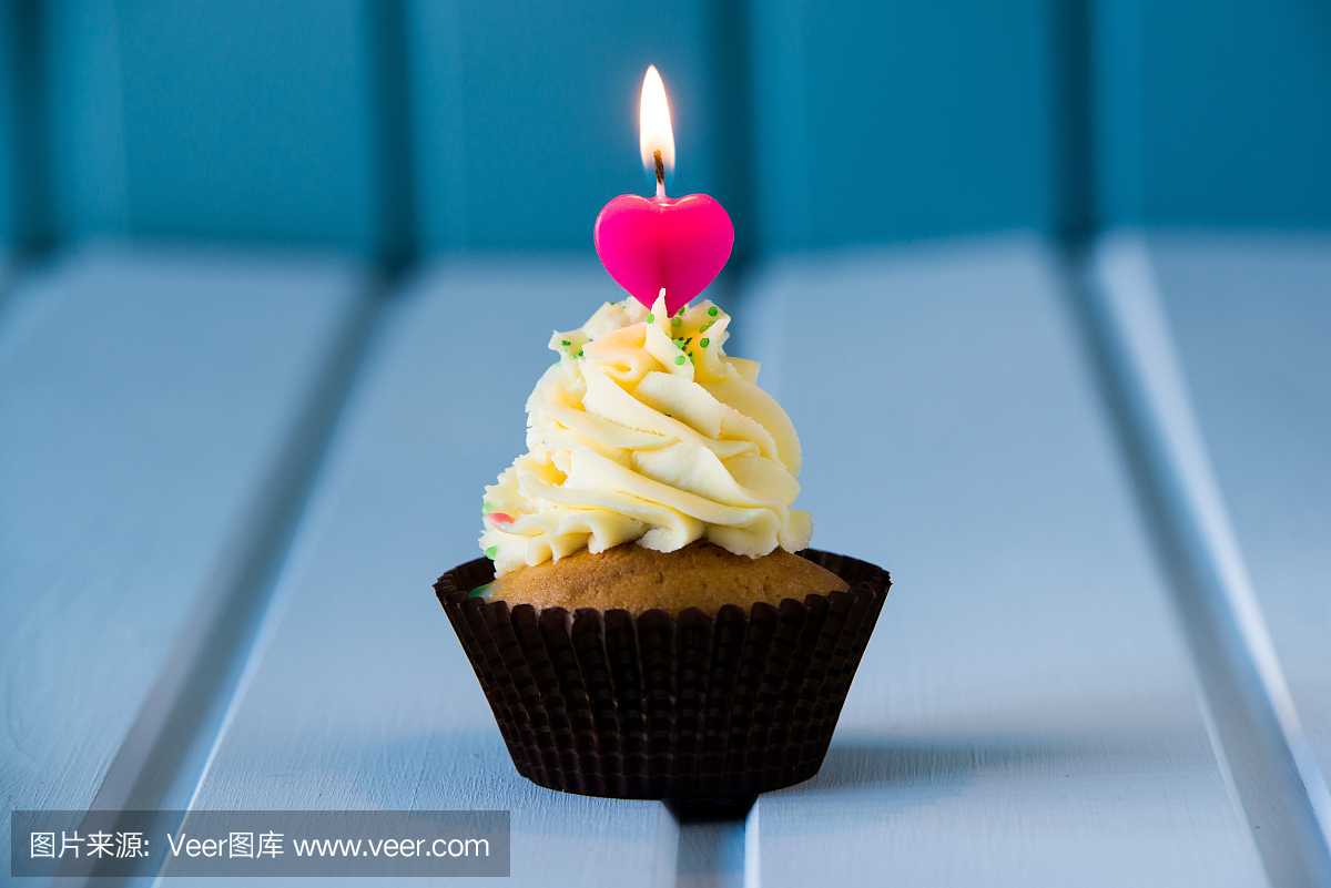 蛋糕与心形蜡烛1岁生日