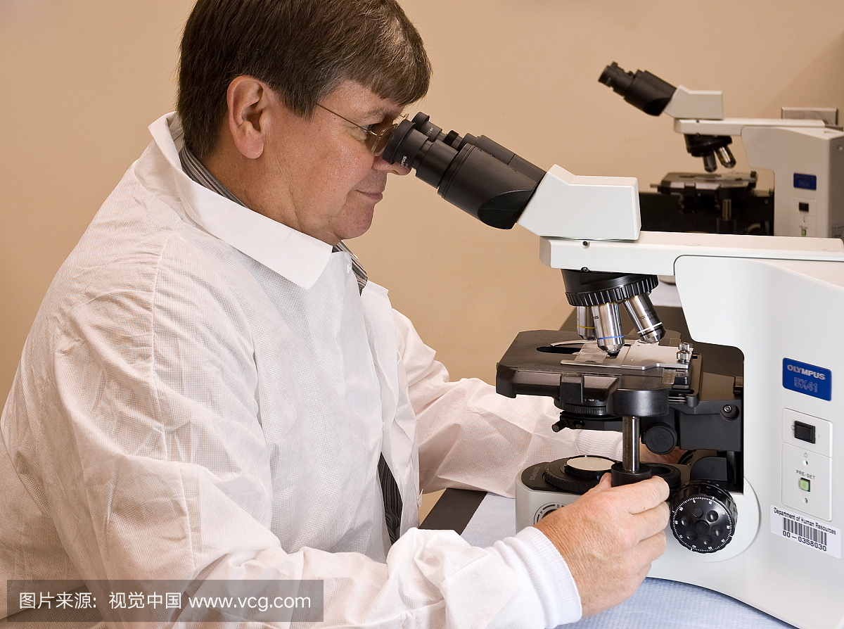 学显微镜用于实验室进行常规诊断,通过检查血