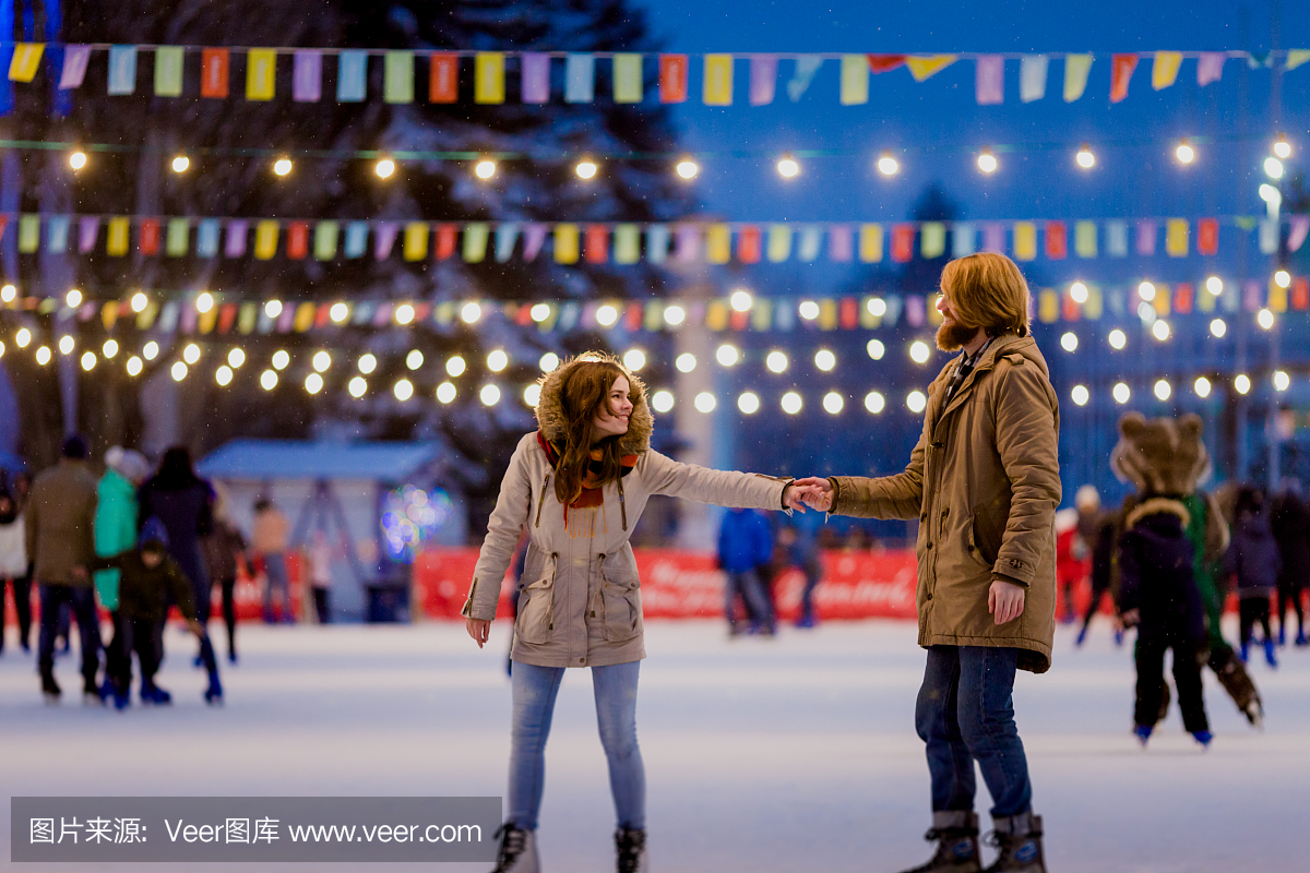 主题溜冰场和恩爱夫妻。满足年轻,时尚的人们