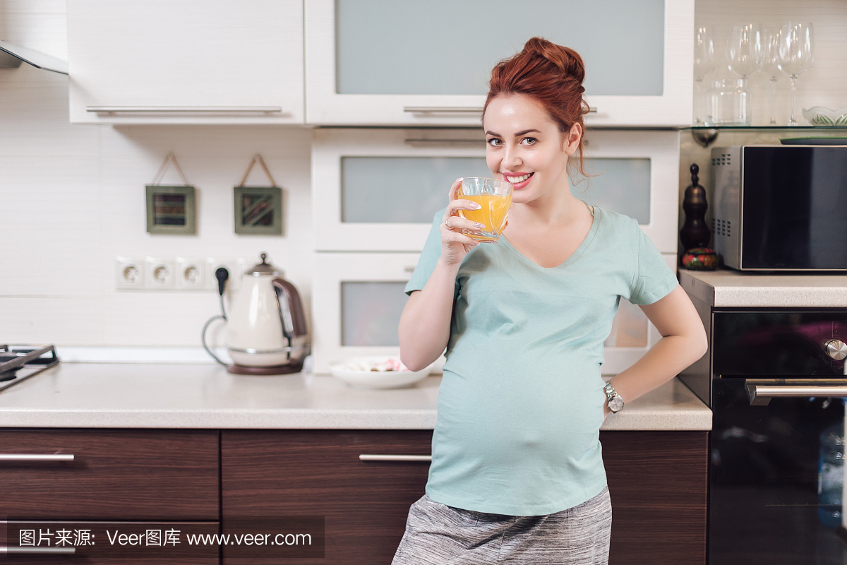 肖像孕妇喝果汁