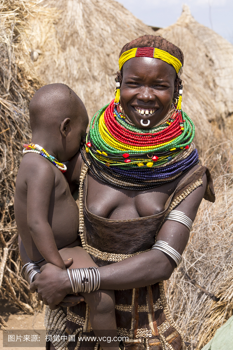 Nyangatom女人抱着一个婴儿