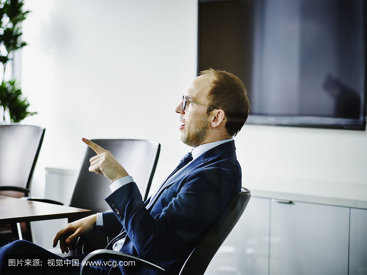男性商务主管领导项目会议