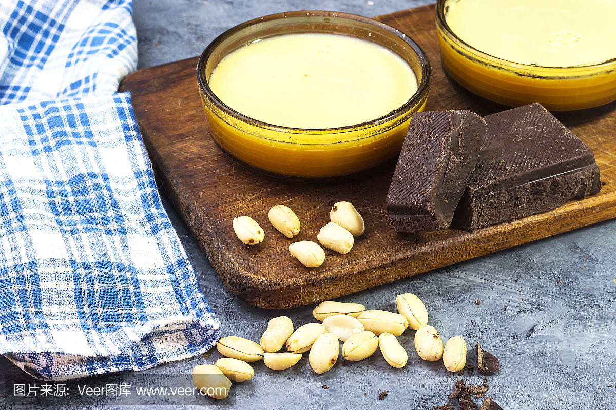 阿尔及利亚甜食焦糖果馅饼配花生和巧克力棒