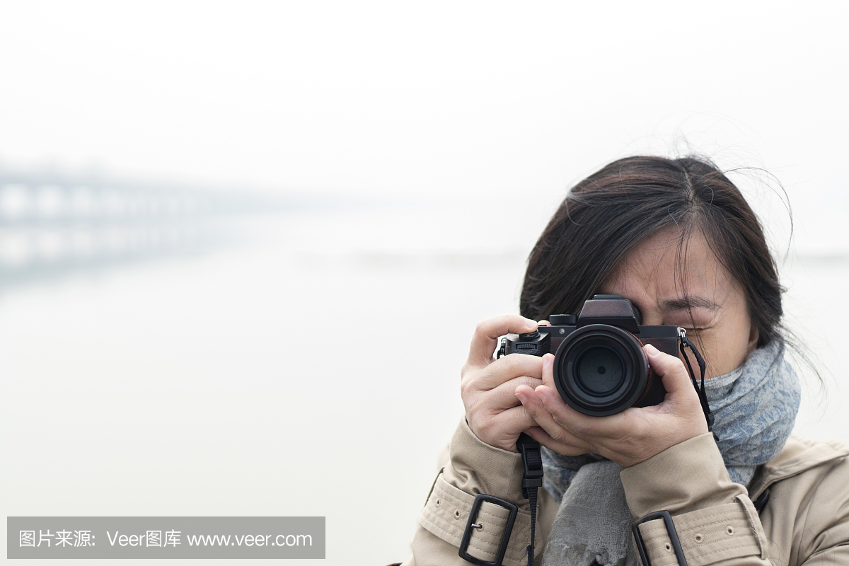 女孩用相机拍照