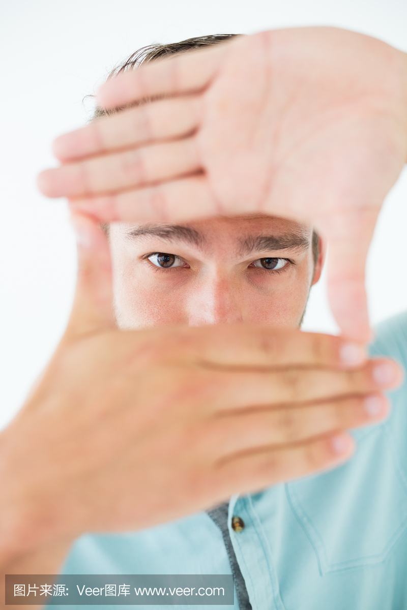 年轻人用他的手制作框架