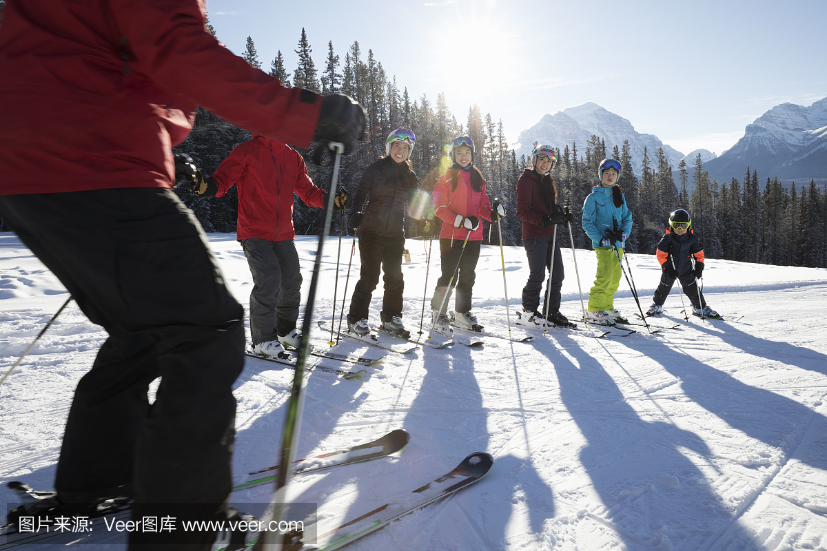 家庭从滑雪胜地教练接受组滑雪课