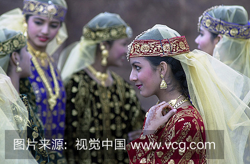 阿联酋传统服装舞者。