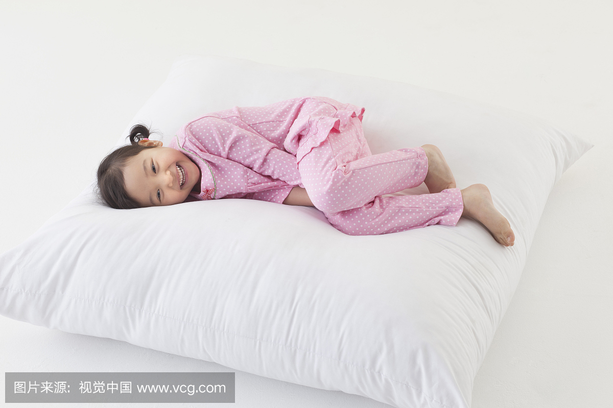 一个穿着睡衣的女孩,韩国人