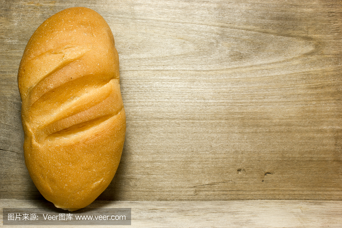 在木制背景的长方形面包面包