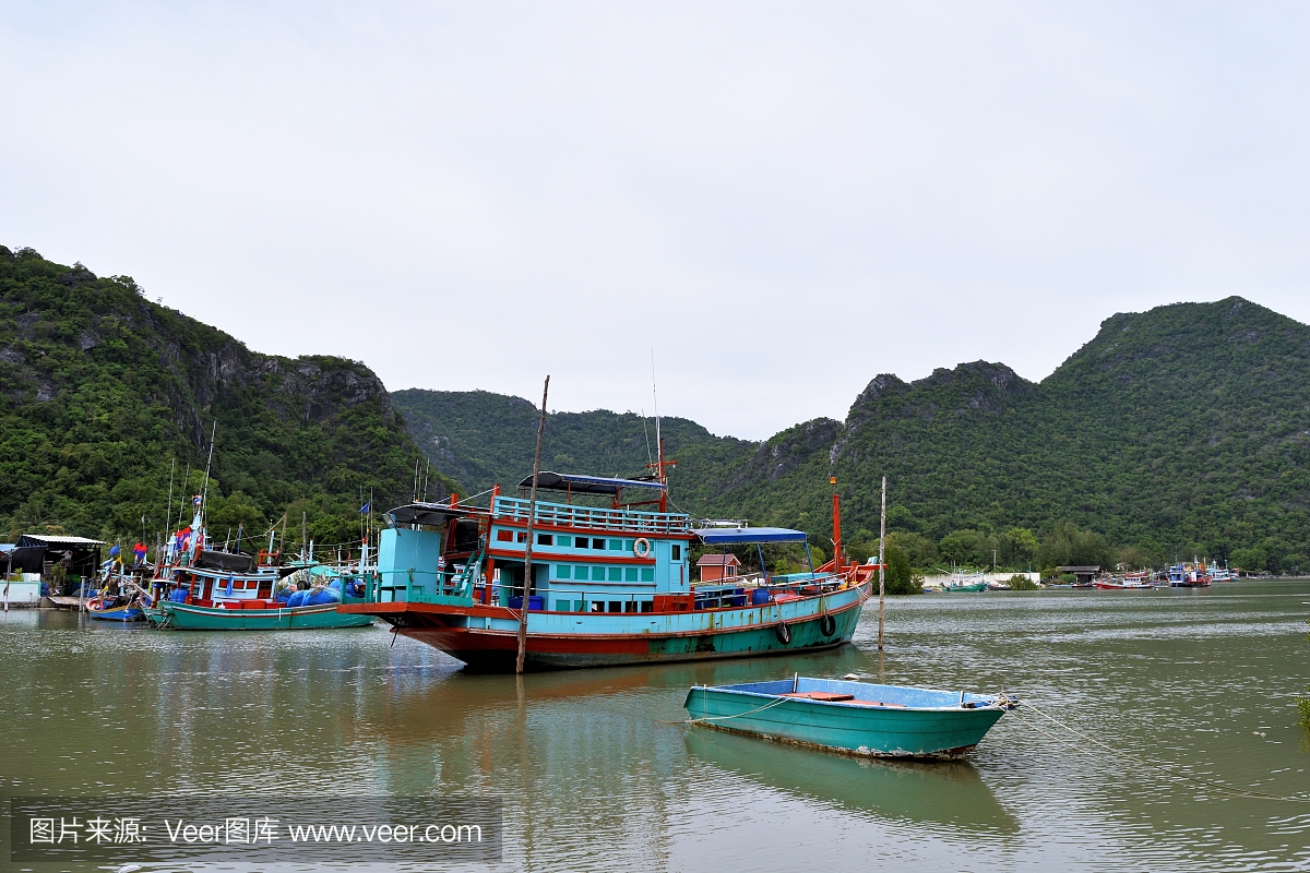 Fishing boats float in the water at the fishing vill