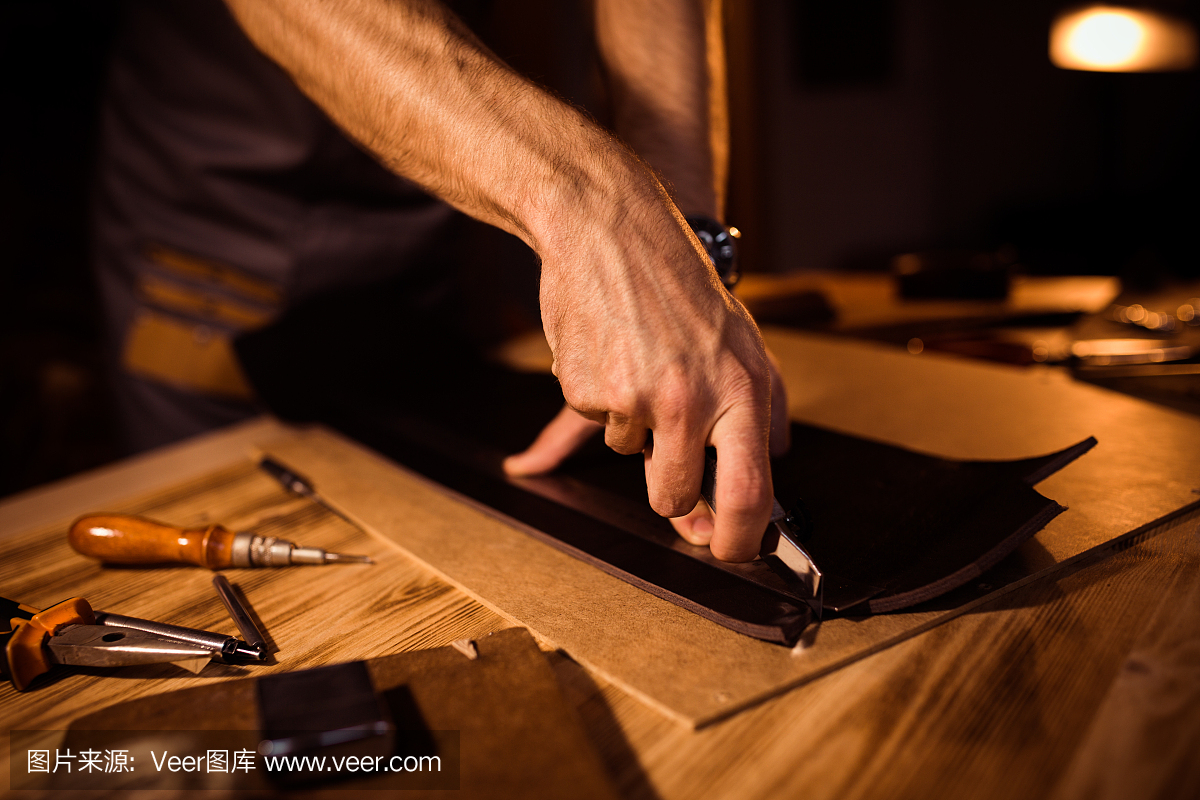 车间视频过程的制作皮革。皮带手持工作男子和工具倚艺爱图片