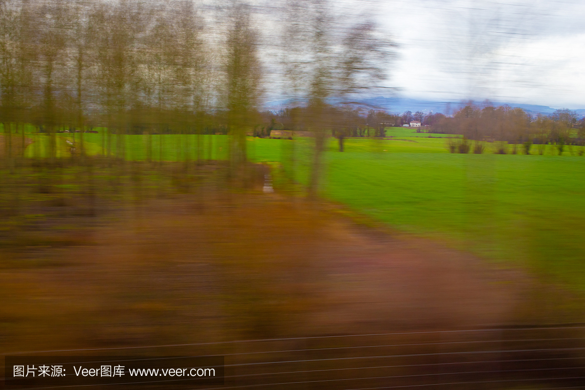 艾克斯普罗旺斯和巴黎之间的高速列车通过玻璃