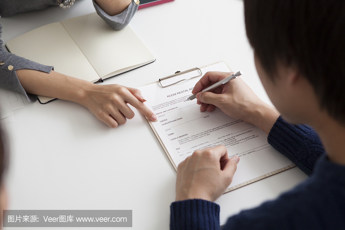 有描述合同房屋的女商人