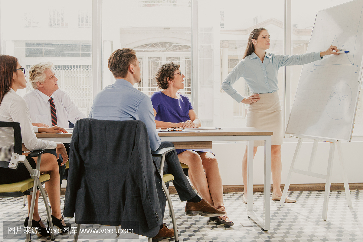 确信的女性企业教练指着whiteboard和解释图在