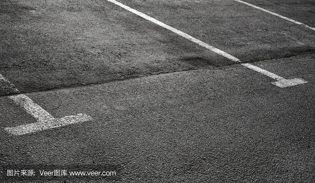 空白的停车位在黑色的沥青与白线