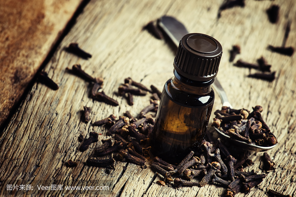 丁香精油在一个棕色的瓶子