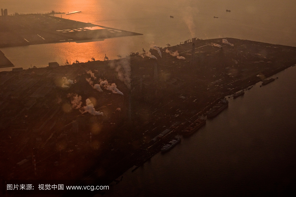 东京湾和工厂区在日本千叶县君津市从飞机的日