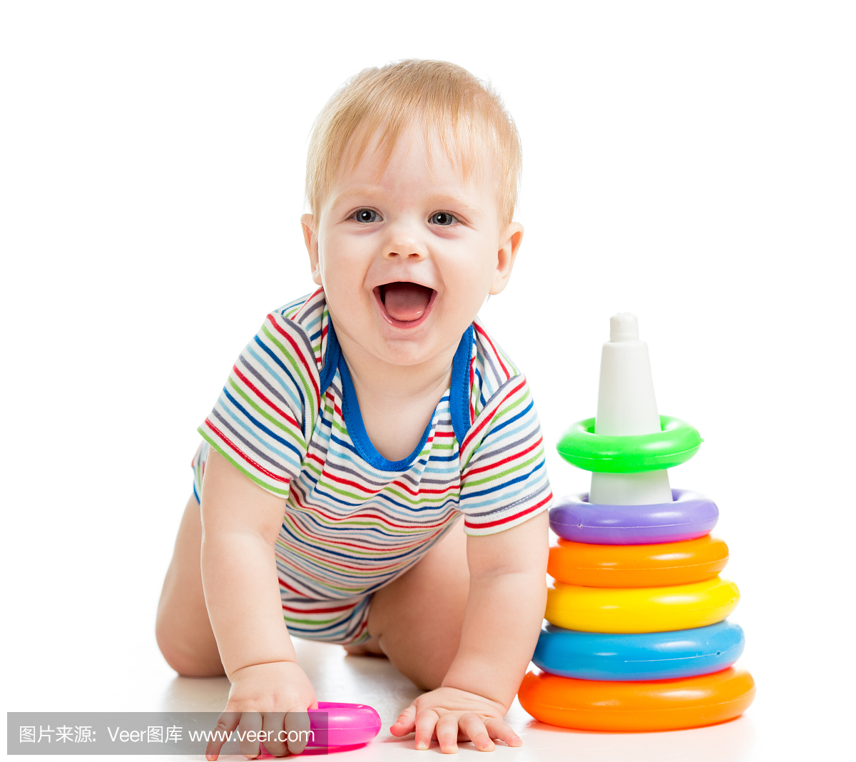 快乐的男婴玩彩色玩具被隔绝在白色