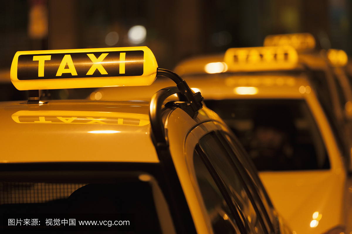 德国,巴伐利亚,慕尼黑,出租车上的照明标志显示