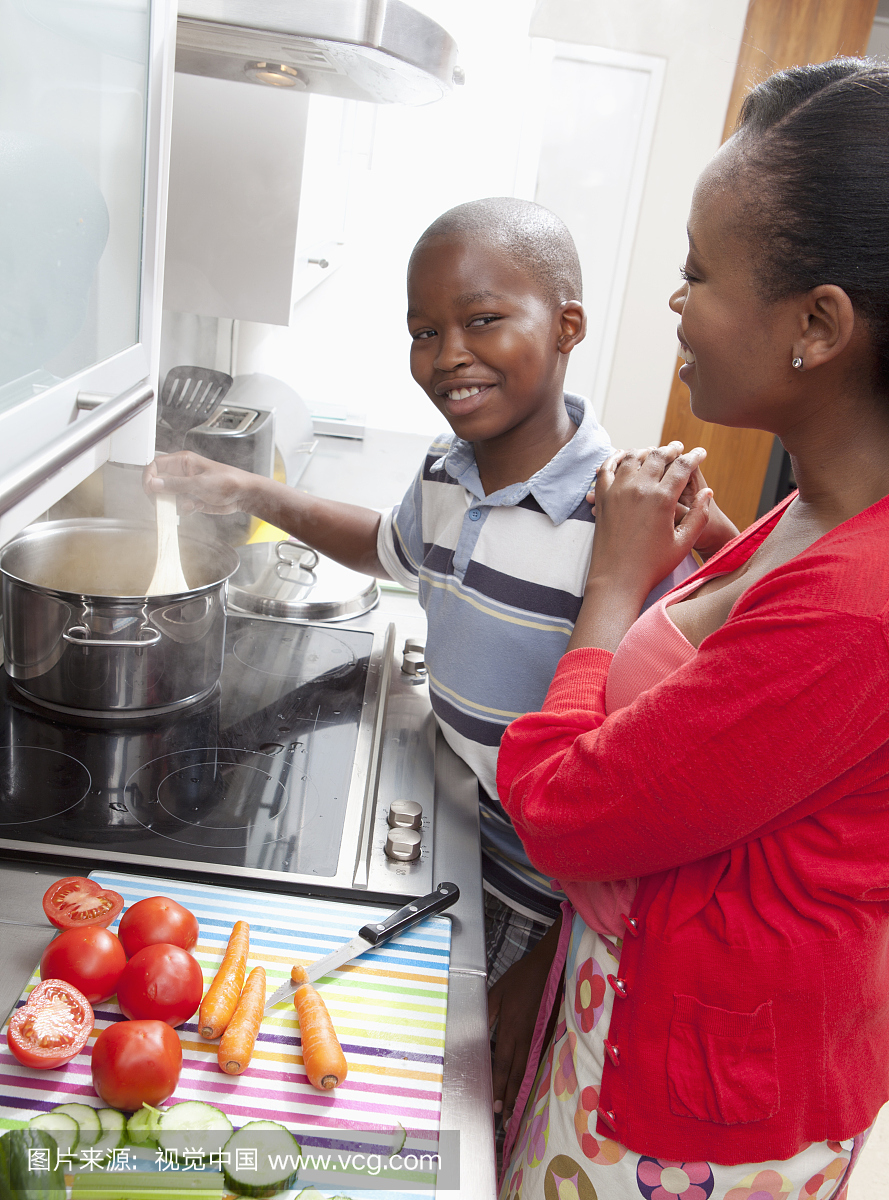 母亲和儿子一起做饭,约翰内斯堡,南非
