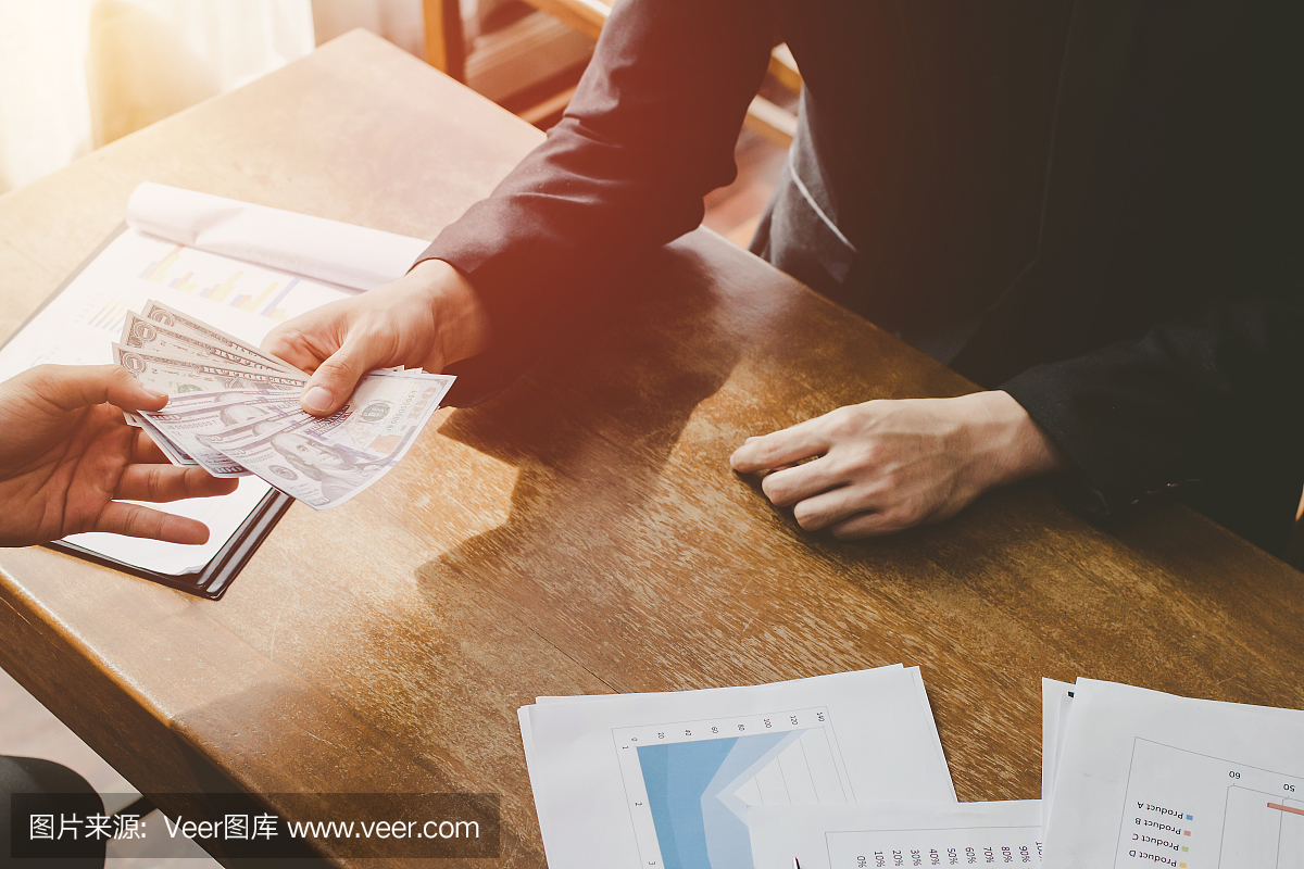 手商人数钱购买股票公司的商人房地产在未来的