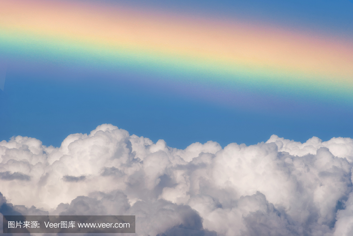 明亮的彩虹特写。七色全光谱。照片叠加蓬松多