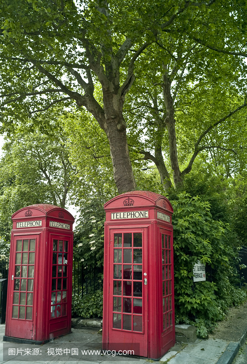伦勃朗峰山上的两个红色电话亭