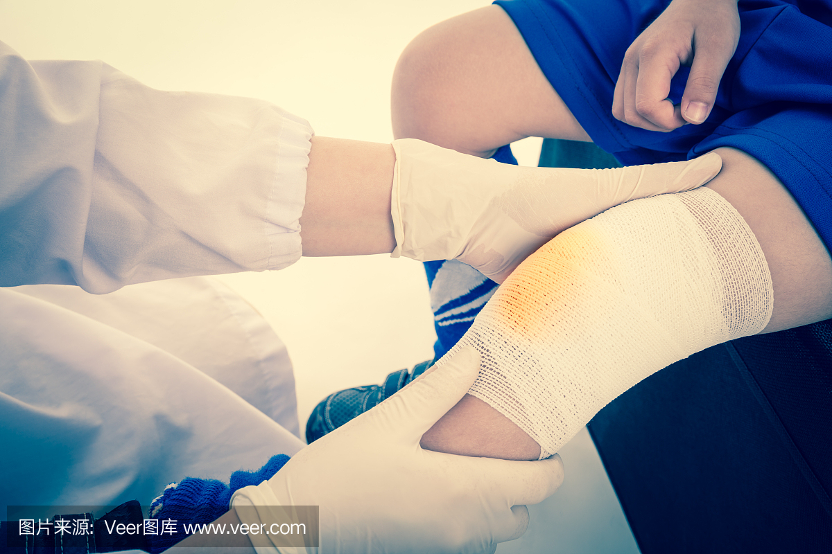 蓝色制服的年轻运动男孩。膝关节疼痛。