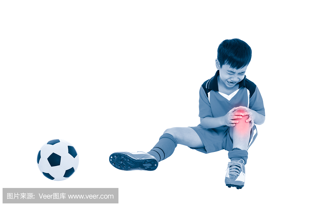 青年亚洲足球运动员在膝盖疼痛。全身。